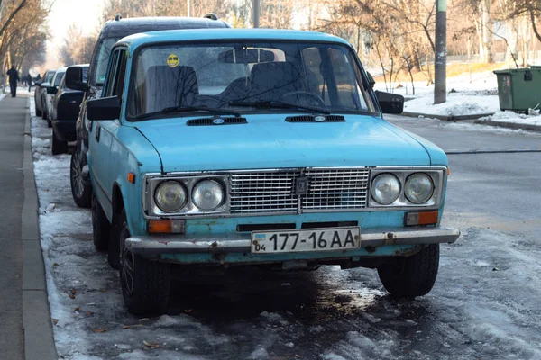 Dnipro, Ukrajna - 2019. december 31. Lada 2106 modellek állnak az úton — Stock Fotó