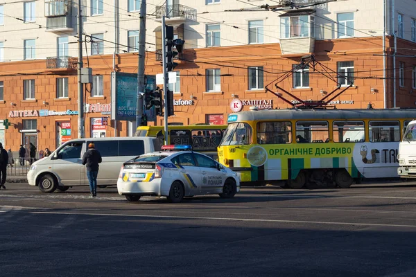 Dnipro, Ukrayna - 31 Aralık 2019. Araba Ukrayna 'daki Dinyeper kentlerine giden yolun kavşağında bir tramvaya çarptı. — Stok fotoğraf