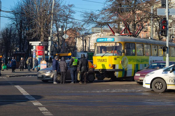 Dnipro, Ukrayna - 31 Aralık 2019. Araba Ukrayna 'daki Dinyeper kentlerine giden yolun kavşağında bir tramvaya çarptı. — Stok fotoğraf