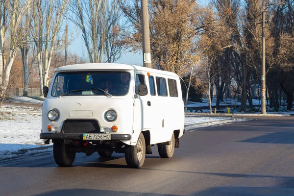 Dnipro, Ukrajna - 2019. december 31. Uaz 452 autó lovagol az úton télen a városok a Dnyeper Ukrajnában — Stock Fotó