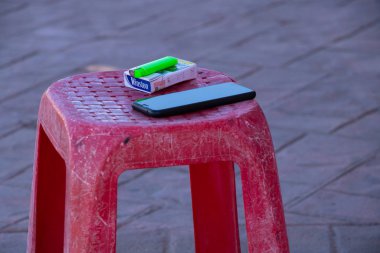 Sharm El Sheikh, Mısır - 18 Aralık 2019. Sokakta bir bankta bir paket sigara ve bir telefon var..