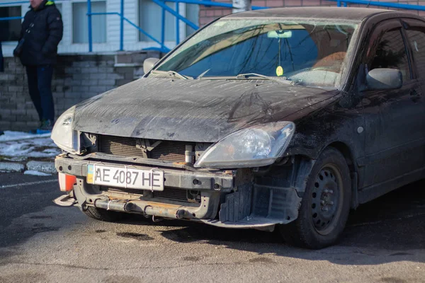Dnipro, Ucrânia - 31 de dezembro de 2019. Um carro sem pára-choques fica na rua nas cidades do Dnieper na Ucrânia — Fotografia de Stock