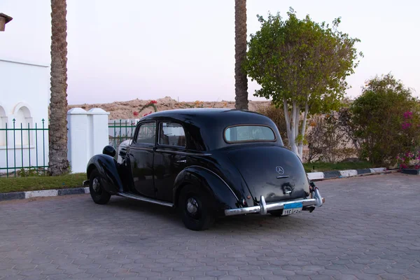 Sharm El Sheikh, Égypte - 18 décembre 2019. Vieille Mercedes noire rétro se tient sur la touche — Photo