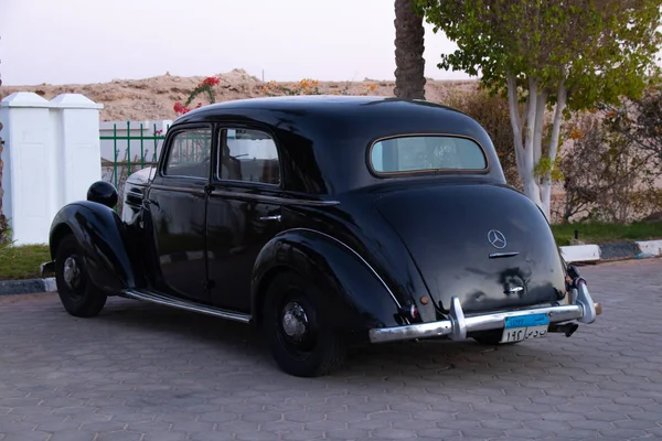 Sharm El Sheikh, Mısır - 18 Aralık 2019. Eski siyah Mercedes kenarda duruyor. — Stok fotoğraf
