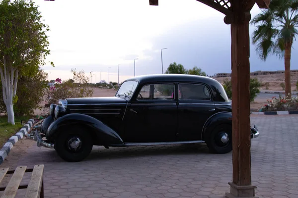 Sharm El Sheikh, Egipto - 18 de diciembre de 2019. Antiguo Mercedes negro retro se encuentra al margen —  Fotos de Stock
