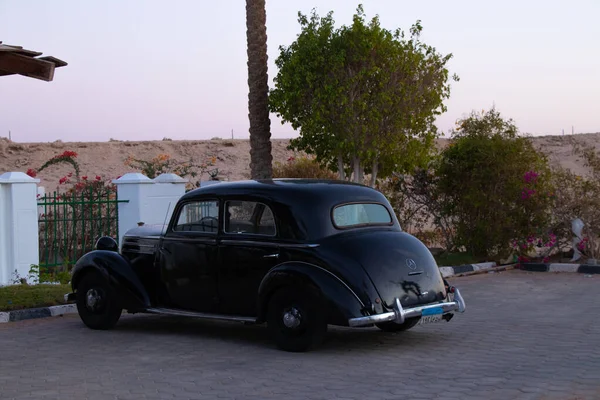 Sharm El Sheikh, Égypte - 18 décembre 2019. Vieille Mercedes noire rétro se tient sur la touche — Photo