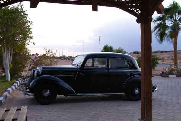 Sharm El Sheikh, Egypt - December 18, 2019. Old black retro Mercedes stands on the sidelines — Stock Photo, Image