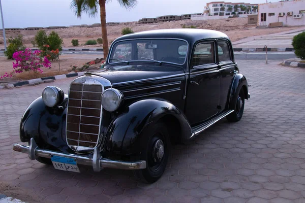 Sharm el Sheikh, Ägypten - 18. Dezember 2019. alte schwarze Retro-Mercedes stehen an der Seitenlinie — Stockfoto