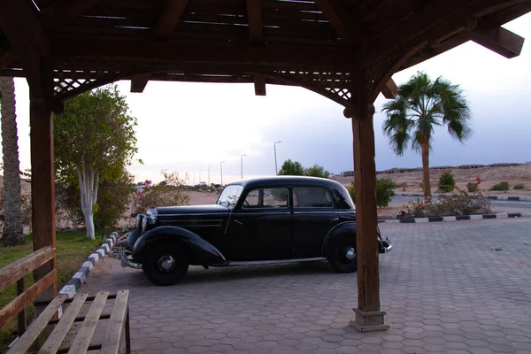 Sharm El Sheikh, Mısır - 18 Aralık 2019. Eski siyah Mercedes kenarda duruyor. — Stok fotoğraf