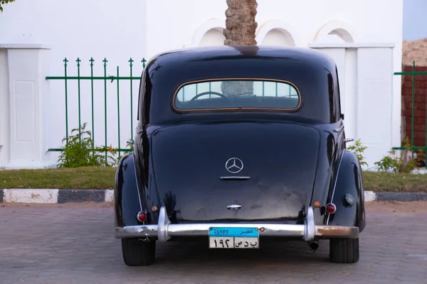 Sharm el Sheikh, Ägypten - 18. Dezember 2019. alte schwarze Retro-Mercedes stehen an der Seitenlinie — Stockfoto