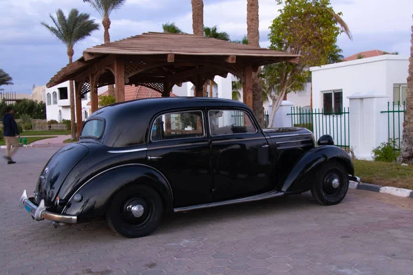 Sharm El Sheikh, Mısır - 18 Aralık 2019. Eski siyah Mercedes kenarda duruyor. — Stok fotoğraf