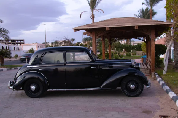 Sharm El Sheikh, Egipto - 18 de diciembre de 2019. Antiguo Mercedes negro retro se encuentra al margen — Foto de Stock