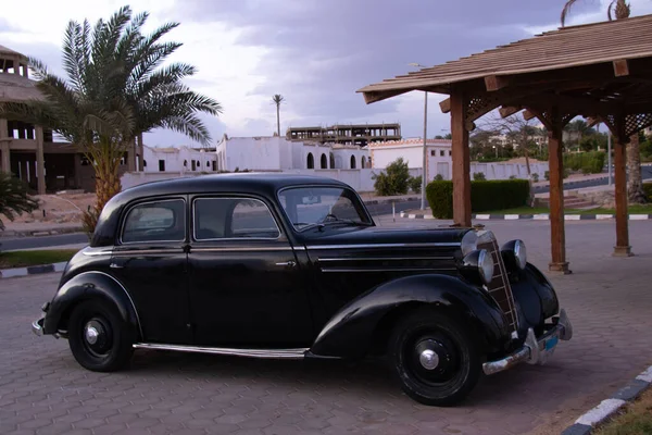 Sharm El Sheikh, Mısır - 18 Aralık 2019. Eski siyah Mercedes kenarda duruyor. — Stok fotoğraf