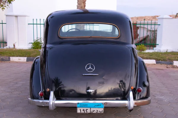 Sharm El Sheikh, Egypt - December 18, 2019. Old black retro Mercedes stands on the sidelines — 스톡 사진