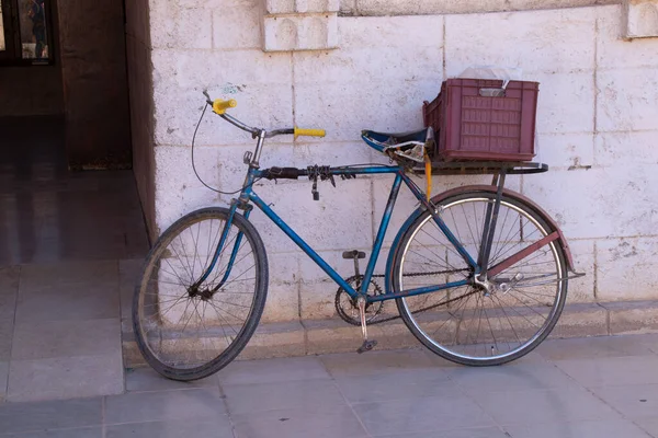 Vieux vélo se tient près du mur d'une mosquée à sharm el sheikh — Photo