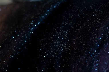 Arkaplan olarak ışıldayan koyu renk kumaş