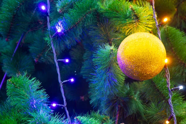 Arbre de Noël dans la rue comme fond — Photo