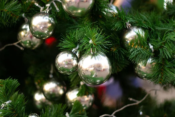 Kerstboom op straat als achtergrond — Stockfoto