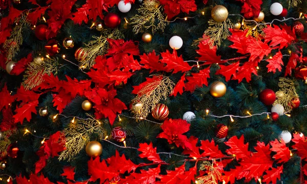 Albero di Natale sulla strada come sfondo — Foto Stock