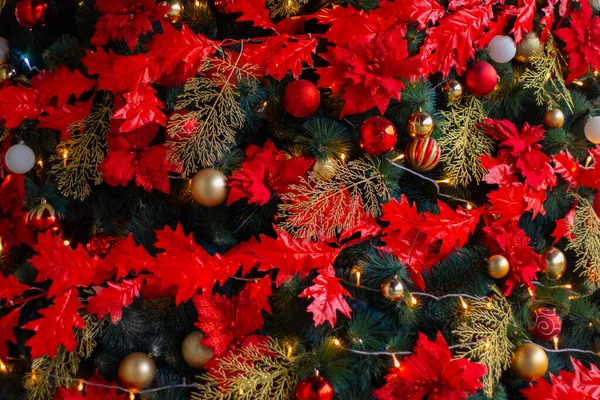 Kerstboom op straat als achtergrond — Stockfoto