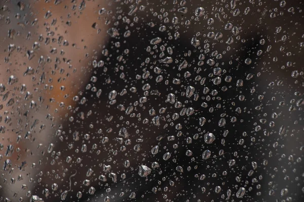 Gotas de agua en una ventana de vidrio después de la lluvia como fondo — Foto de Stock