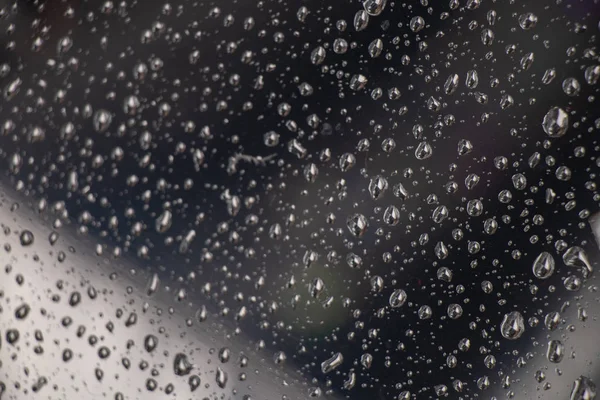 Gotas de agua en una ventana de vidrio después de la lluvia como fondo — Foto de Stock