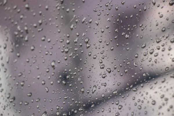 Gotas de agua en una ventana de vidrio después de la lluvia como fondo — Foto de Stock