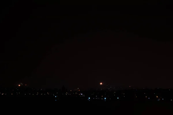 Fogos de artifício noturnos de Ano Novo na cidade de Dnipro em 2020 — Fotografia de Stock