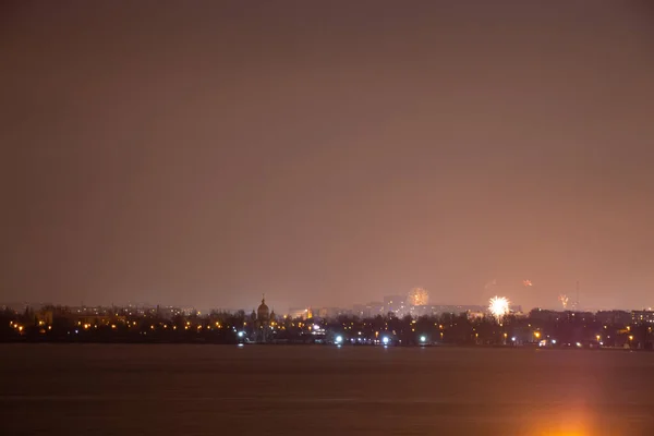 Fogos de artifício noturnos de Ano Novo na cidade de Dnipro em 2020 — Fotografia de Stock