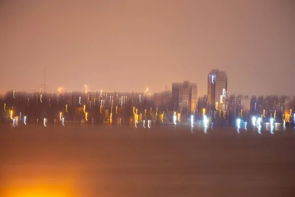 Fuegos artificiales nocturnos de Año Nuevo en la ciudad de Dnipro en 2020 — Foto de Stock
