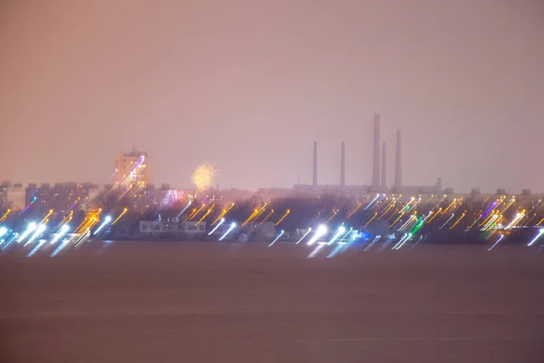 Fogos de artifício noturnos de Ano Novo na cidade de Dnipro em 2020 — Fotografia de Stock