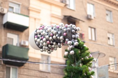 Arka planda Noel ağacı var