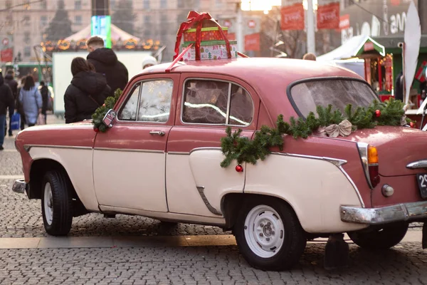 Dnipro, Ukrajna - 2019. december 31. Moskvich 403 autó áll a közepén a tér a város központjában az új évre — Stock Fotó