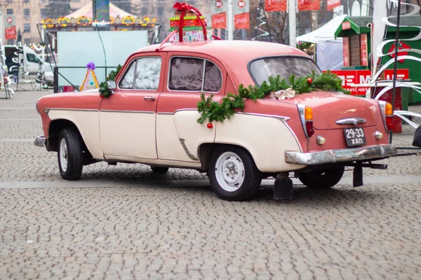 Dnipro, Ukraine - 31. Dezember 2019. moskvich 403 Auto steht in der Mitte des Platzes in der Innenstadt für das neue Jahr — Stockfoto