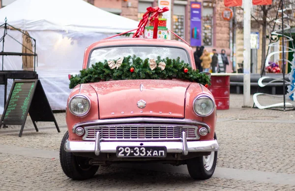 Dnipro, Ukraine - 31 décembre 2019. Moskvich 403 voiture se trouve au milieu de la place dans le centre-ville pour la nouvelle année — Photo