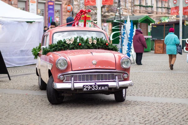 Dnipro, Ukraine - 31 décembre 2019. Moskvich 403 voiture se trouve au milieu de la place dans le centre-ville pour la nouvelle année — Photo