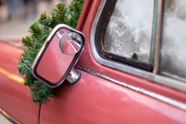 Płatki śniegu na szkle starego samochodu, wakacje noworoczne — Zdjęcie stockowe