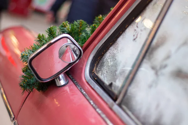 Сніжинка на склянці старої машини, новорічне свято — стокове фото