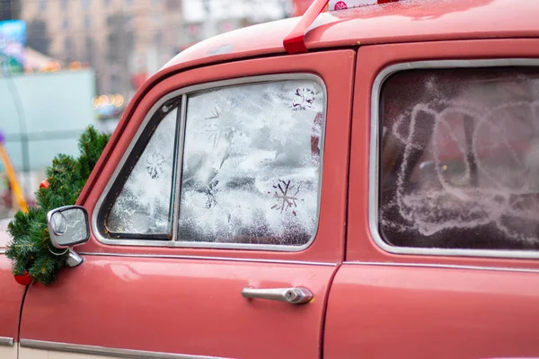 Eski bir arabanın camında kar tanesi, yeni yıl tatili. — Stok fotoğraf