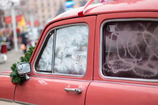 Eski bir arabanın camında kar tanesi, yeni yıl tatili. — Stok fotoğraf