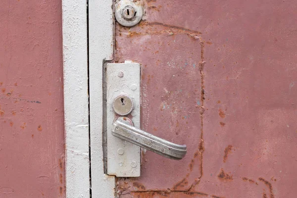 Alte Türklinke an einem Eisenzaun — Stockfoto