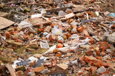 Şehrin sokaklarında inşaat atığı var.