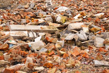 Şehrin sokaklarında inşaat atığı var.