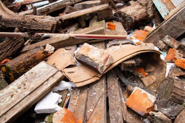 Şehrin sokaklarında inşaat atığı var.