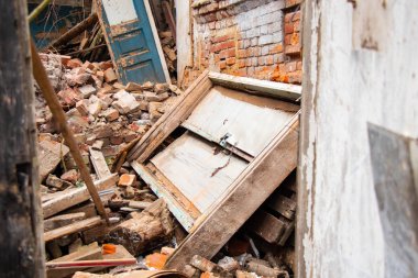 Şehrin sokaklarında inşaat atığı var.