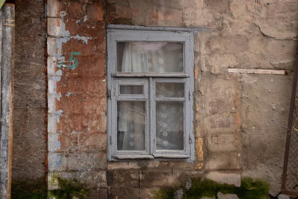 Old window of a residential building in the center of the Dnieper — Stock Photo, Image