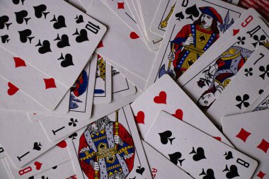 Kartlar arka plan olarak bir masanın üzerine serilir