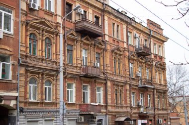 Ukrayna 'nın Dinyeper şehrinde eski bir tuğla evin cephesi