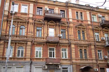 Ukrayna 'nın Dinyeper şehrinde eski bir tuğla evin cephesi