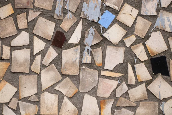 Arka plan olarak bir evin taş duvarı